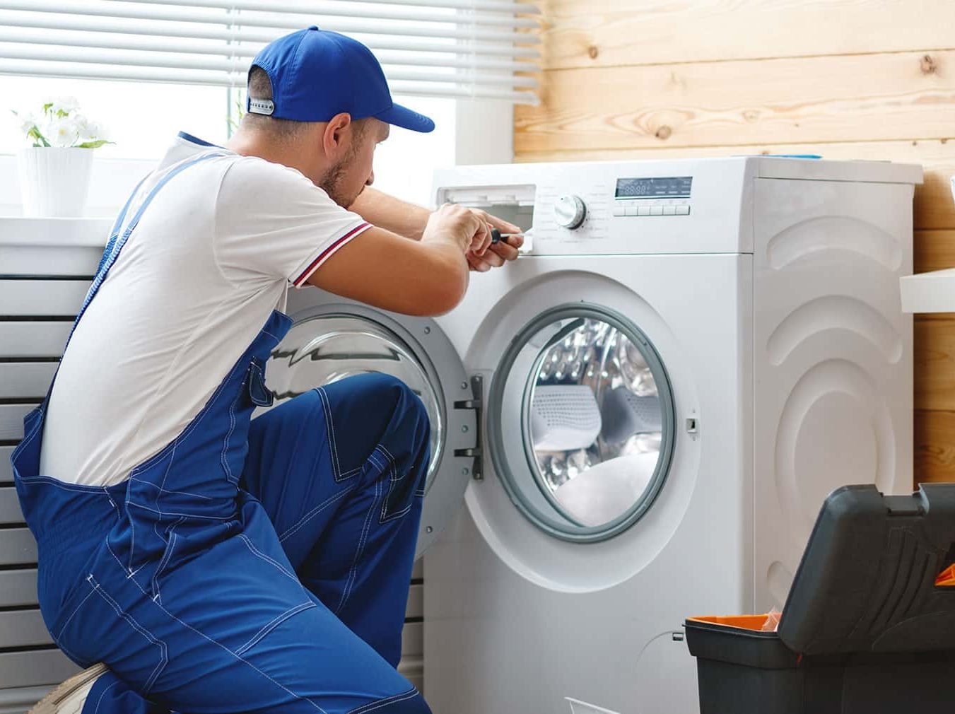 Técnico del servicio técnico Balay reparando electrodoméstico en Huelva